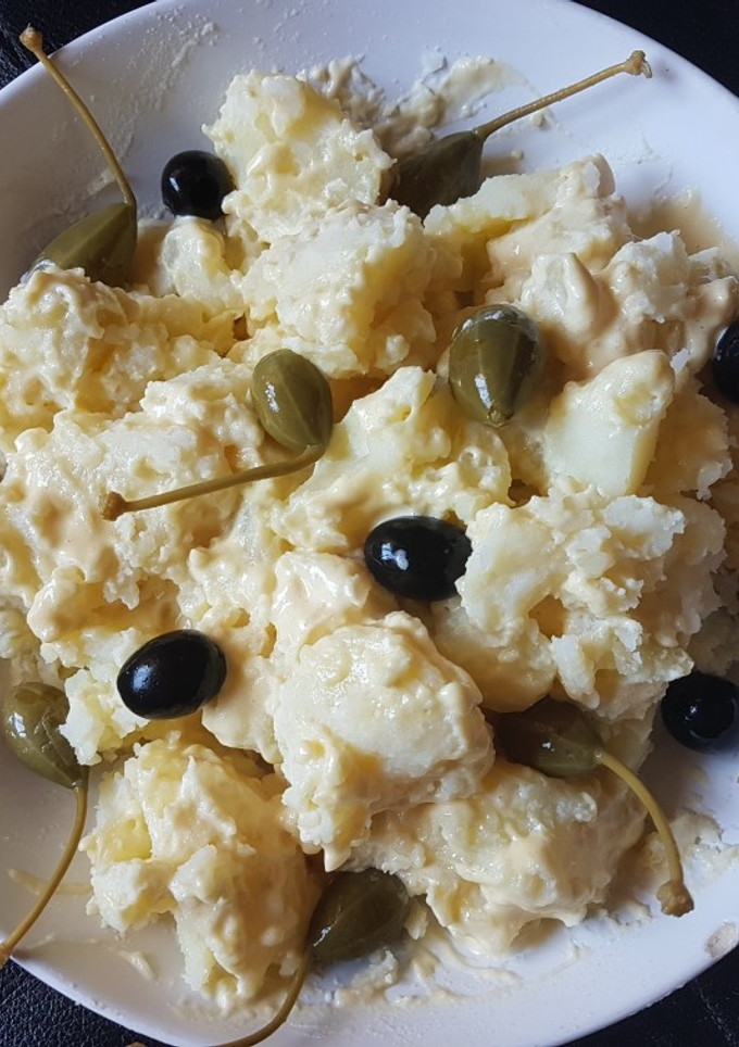 Una foto de Ensalada de patatas alioli con alcaparrones