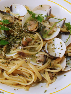 Una foto de Spaghetti o tallarines amb almejas en salsa verde