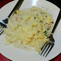 A picture of Cheesy chicken pasta.