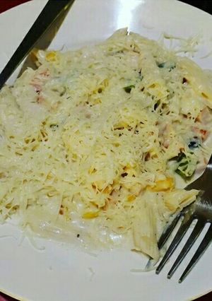 A picture of Cheesy chicken pasta.