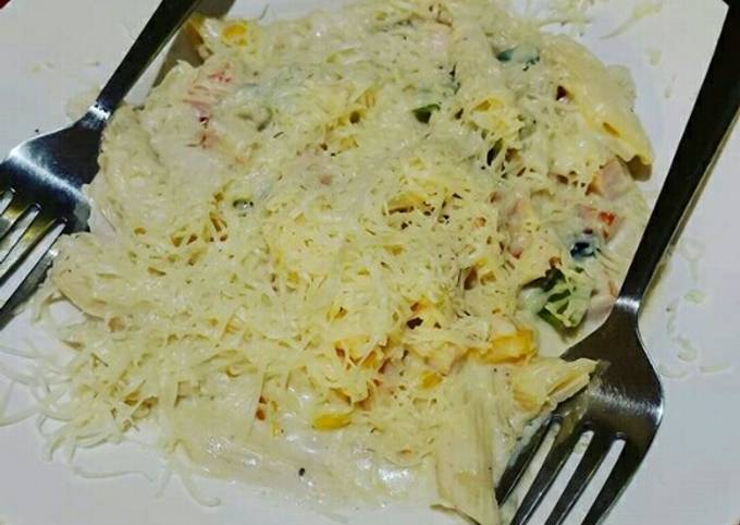 Steps to Make Perfect Cheesy chicken pasta - Super Simple Recipes