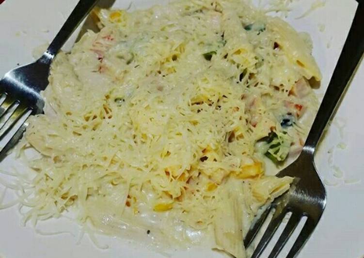 Cheesy chicken pasta