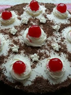 Una foto de Tarta de chocolate con cerezas 🎂🍫🍒
