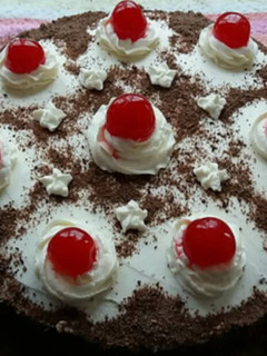 Una foto de Tarta de chocolate con cerezas 🎂🍫🍒