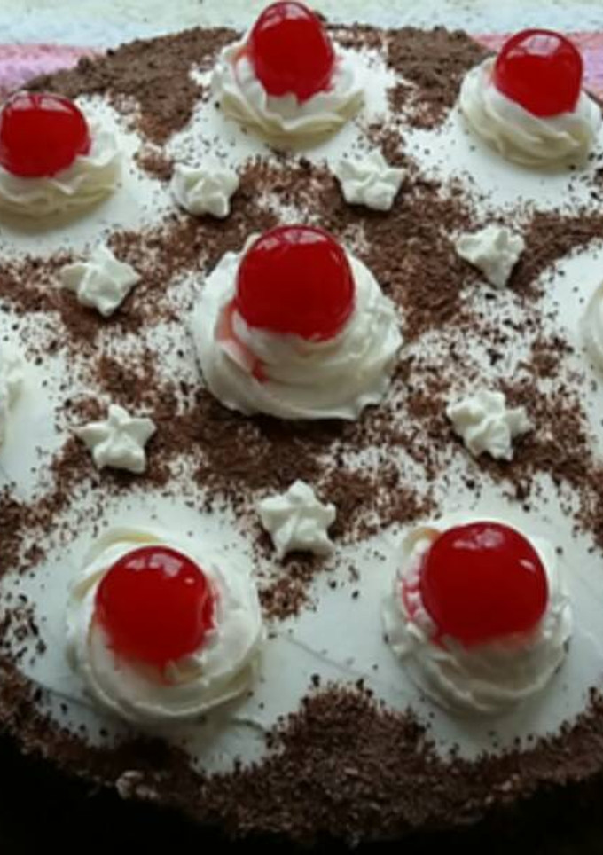 Una foto de Tarta de chocolate con cerezas 🎂🍫🍒