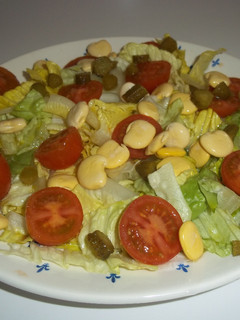 Una foto de Ensalada con tomates cherry y chochitos