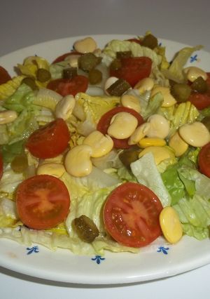 Una foto de Ensalada con tomates cherry y chochitos