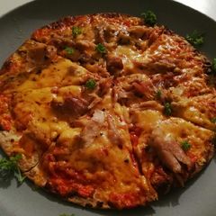 A picture of Tortilla base chicken & tomato pizza.