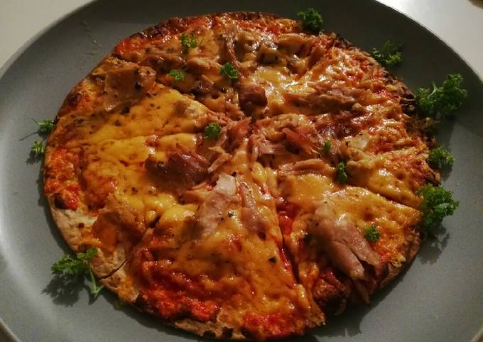 Tortilla base chicken &amp; tomato pizza