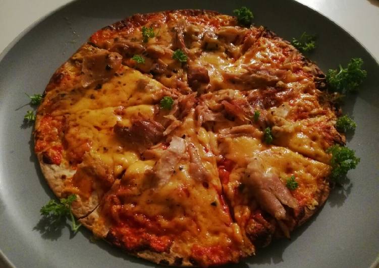 Tortilla base chicken & tomato pizza