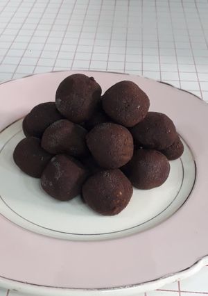 Una foto de Bolitas de dátiles, cacao amargo y almendras