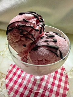 Una foto de Helado de Frutilla Casero y Fácil 🍓