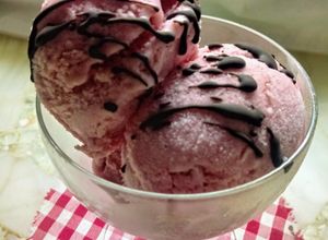 Una foto de Helado de Frutilla Casero y Fácil 🍓