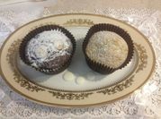 Una foto di muffin al cioccolato