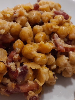 Una foto de Garbanzos con bacon, queso y huevo en airfryer Cosori