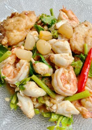 รูปของ กุ้งหอยปูปลาผัดขึ้นฉ่าย 🦐 🦪 🦀 🐟 / Stir seafood with celery