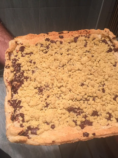 Una foto de Coca de mollitas de hojaldre y chocolate (Receta alicantina)