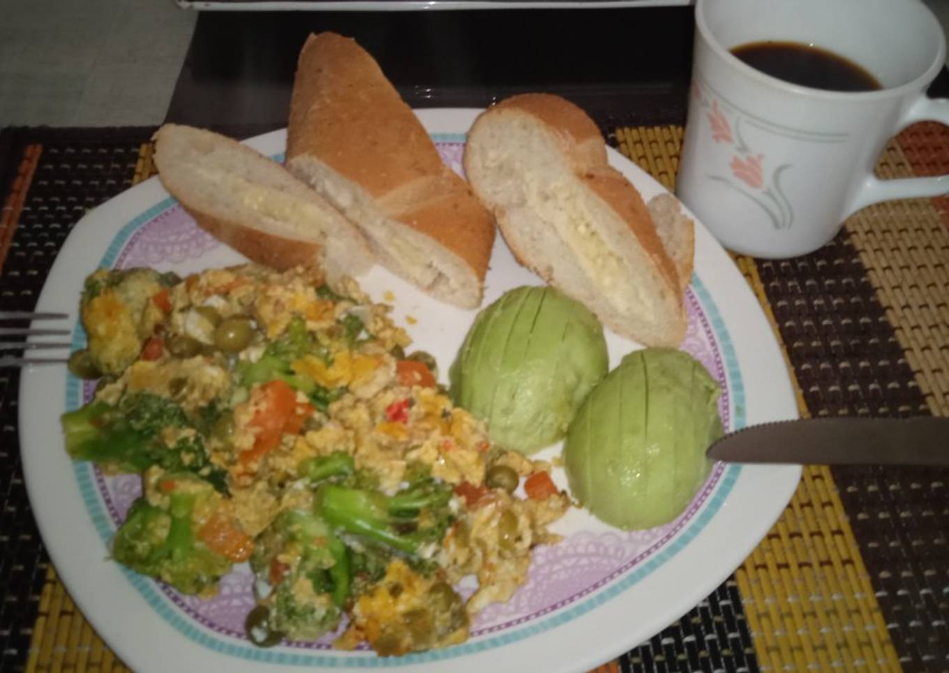 Huevos con brócoli, pan de ajo y aguacate