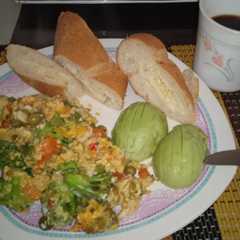 Una foto de Huevos con brócoli, pan de ajo y aguacate