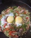 Huevo revuelto con tocino y arvejas