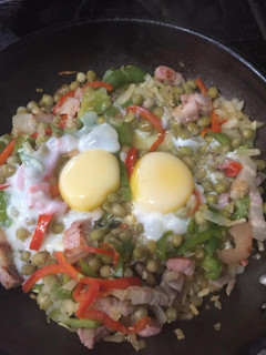 Una foto de Huevo revuelto con tocino y arvejas