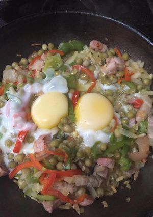 Una foto de Huevo revuelto con tocino y arvejas