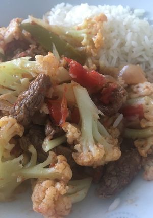 Una foto de Coliflor saltada con carne