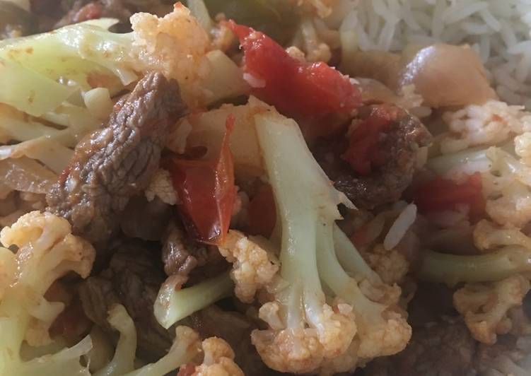 Coliflor saltada con carne