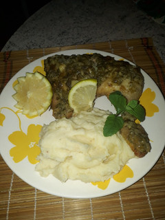 Una foto de Patamuslo al limón con puré de papas