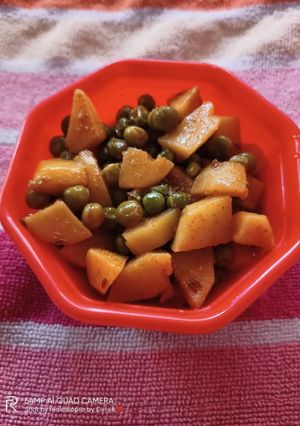 આલુ મટર નું શાક (Alu Mutter sabji Recipe In Gujarati) રેસીપી મુખ્ય ફોટો