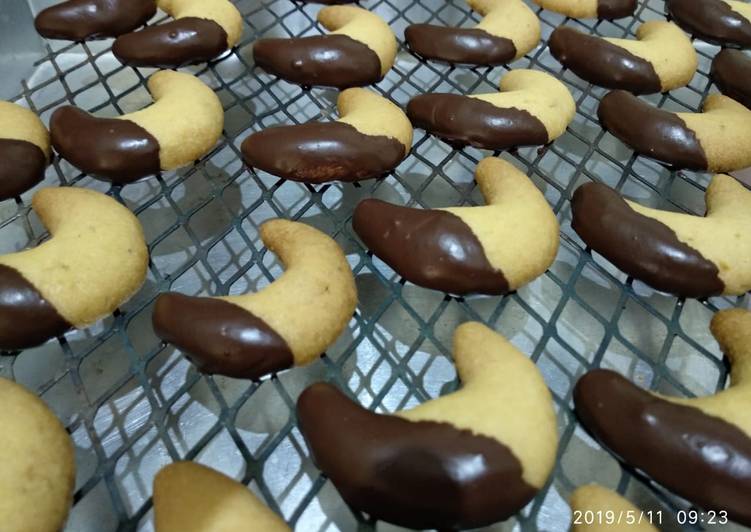 Bagaimana Menyiapkan Almond cresent cookies, Bisa Manjain Lidah