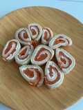 Rollitos de salmón con queso crema finas hierbas