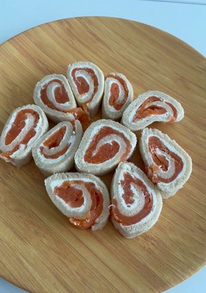 Una foto de Rollitos de salmón con queso crema finas hierbas
