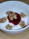 Yogur con mermelada y nueces