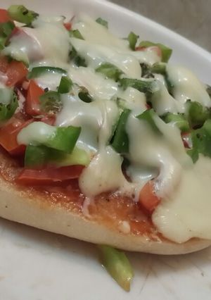 A picture of Kulcha pizza on tawa.