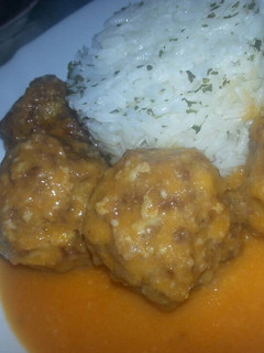 Una foto de Albóndigas en salsa de cebolla y queso