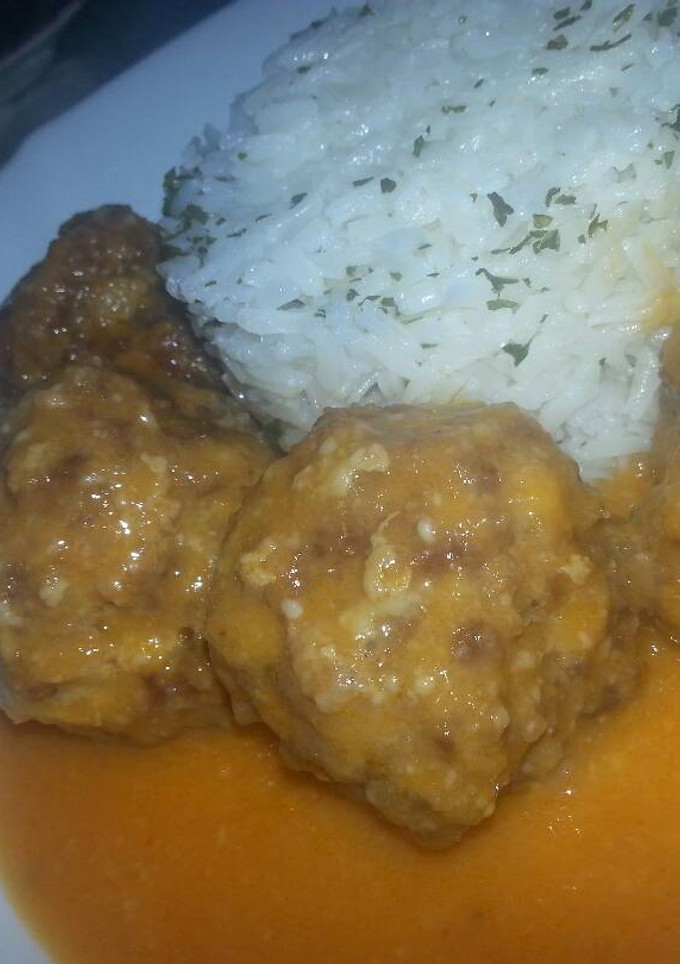 Una foto de Albóndigas en salsa de cebolla y queso