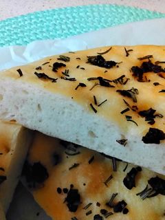 Focaccia rozmaringgal aszalt paradicsommal recept fotója