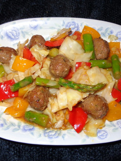 Una foto de ALBONDIGAS CON VEGETALES SALTEADOS Y SALSA DE TANGARINAS. JON STYLE