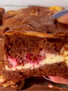 O poză a rețetei Brownie crema de brânza și zmeură.