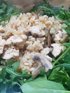 Una foto de Ensalada con arroz y pollo