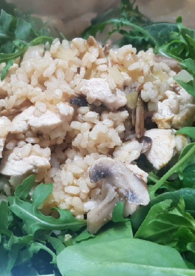 Una foto de Ensalada con arroz y pollo