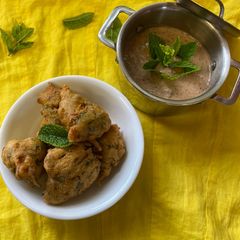 A picture of Veg Pakoras and yogurt mint sauce. (Vegetables Bhajis)#mycookbook.