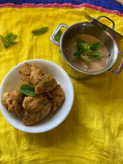 A picture of Veg Pakoras and yogurt mint sauce. (Vegetables Bhajis)#mycookbook.