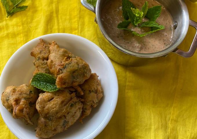 Recipe of Homemade Veg Pakoras and yogurt mint sauce. (Vegetables Bhajis)
#mycookbook