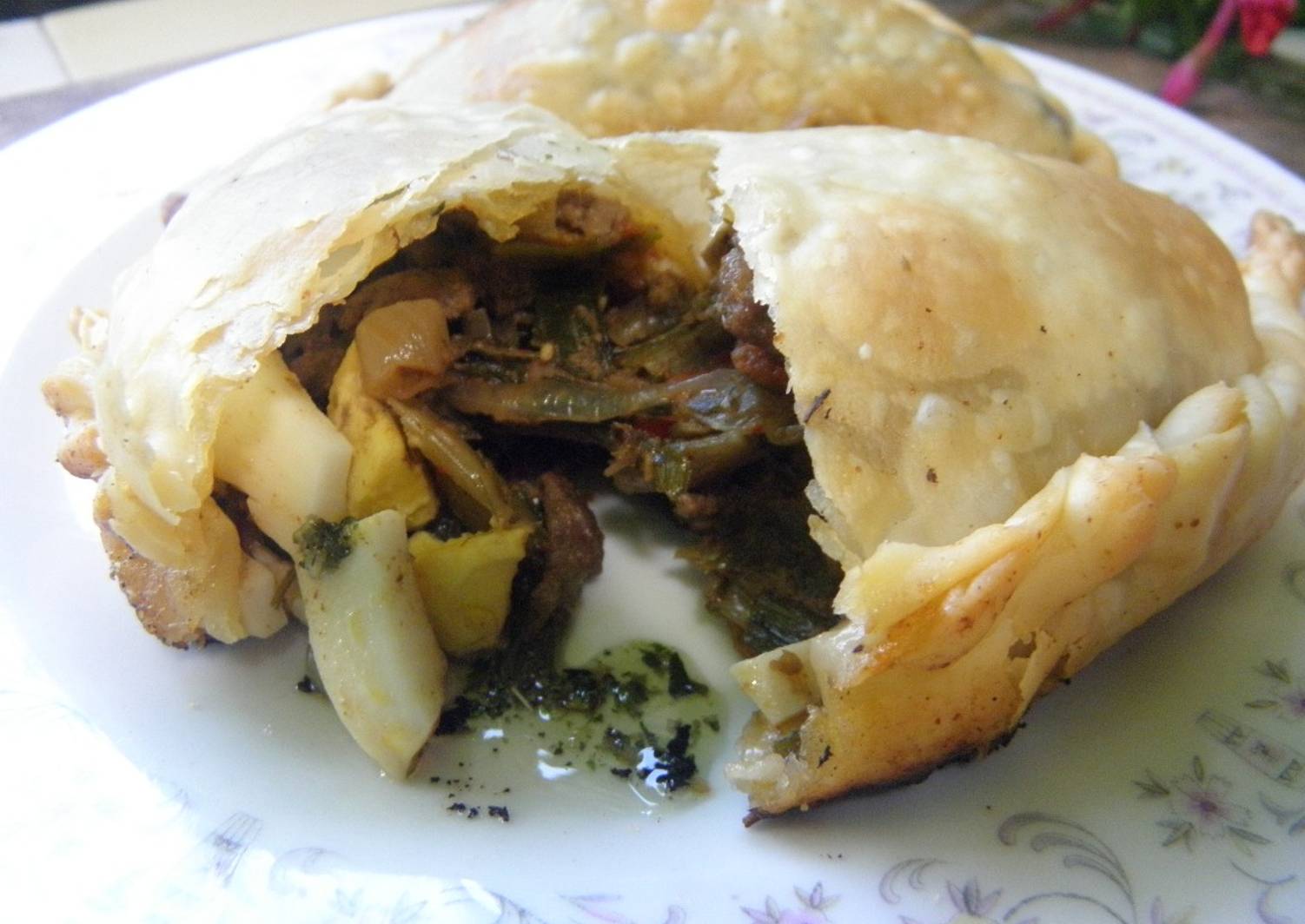 Empanadas jugosas con relleno de carne cocido en el horno Receta de