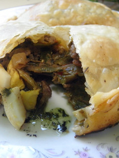 Una foto de Empanadas jugosas con relleno de carne cocido en el horno