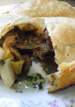 Una foto de Empanadas jugosas con relleno de carne cocido en el horno