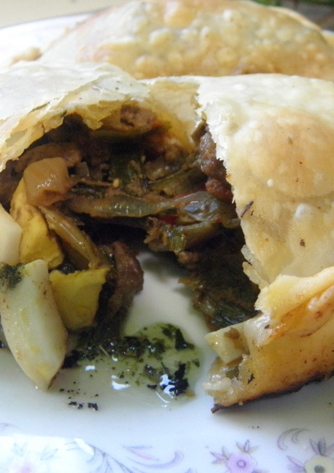 Una foto de Empanadas jugosas con relleno de carne cocido en el horno