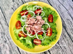 Hình của món Salad Cá Ngừ Ngâm Dầu.